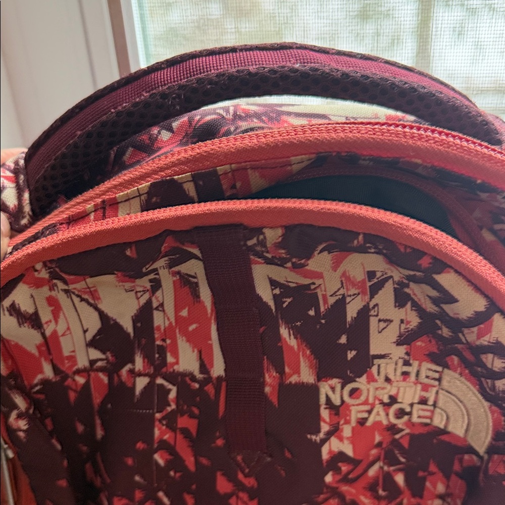 NWOT: The North Face Jester Burgundy Backpack with a cotton-silk bag charm - Picture 10 of 13